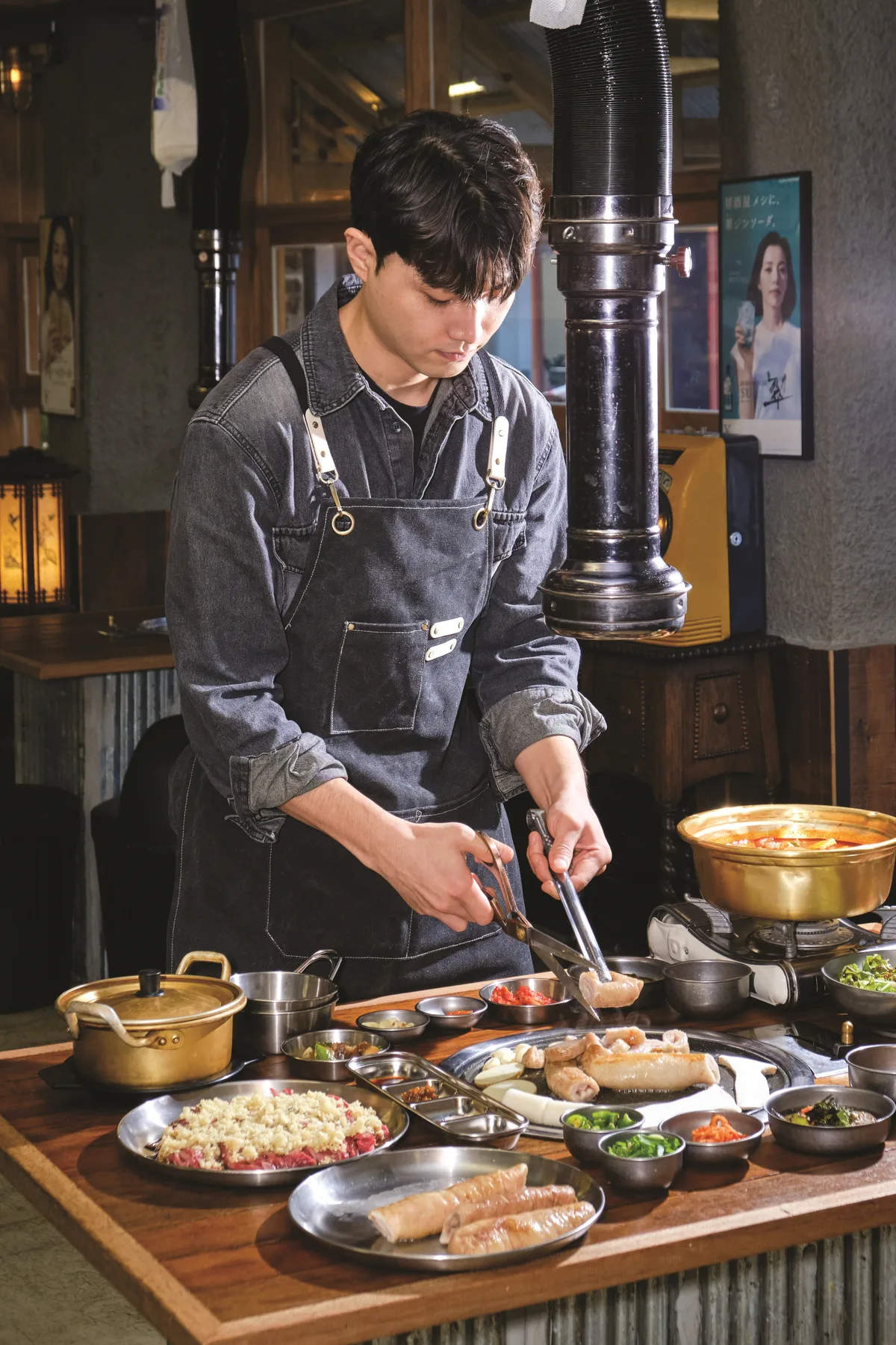 숲불막창 직원이 막창을 먹기 좋게 손질하는 모습